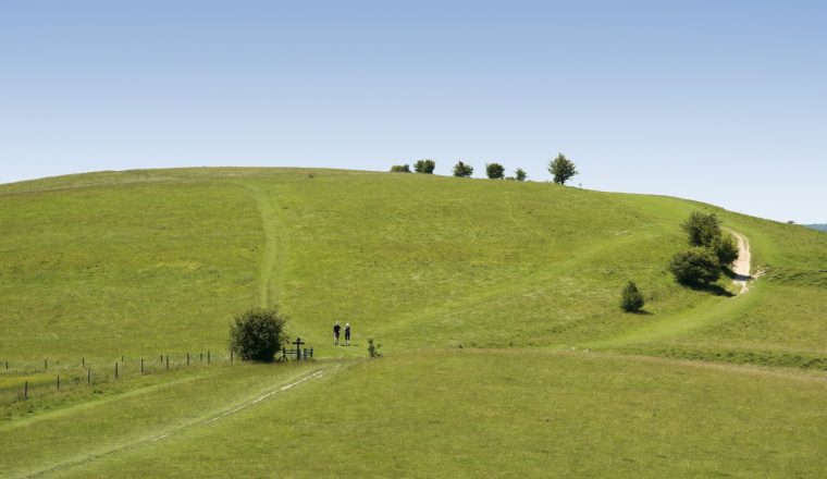 couple hiking the ridgeway trail